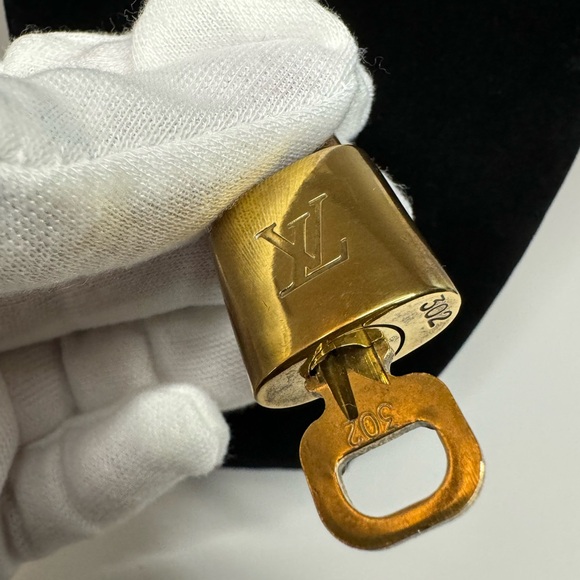 LOUIS VUITTON Lock & Key #302 - Picture 4 of 6